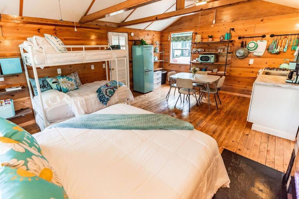 Big Blue Lake Cottages, Llc - Cottage #5 Holton Екстериор снимка