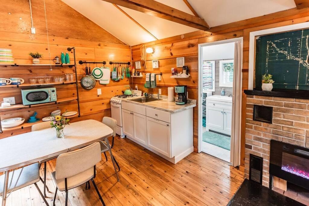Big Blue Lake Cottages, Llc - Cottage #5 Holton Екстериор снимка
