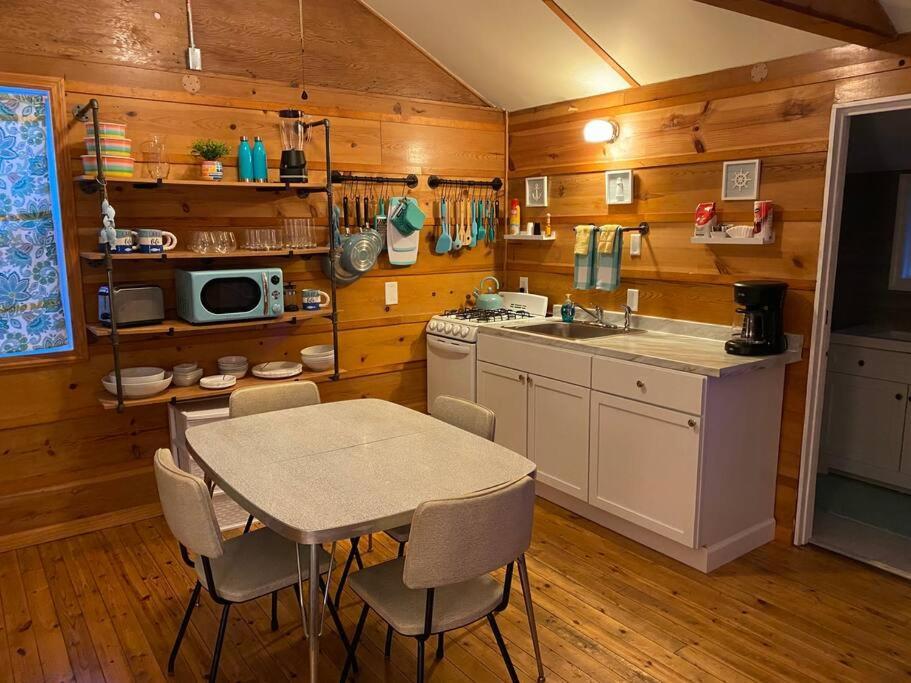 Big Blue Lake Cottages, Llc - Cottage #5 Holton Екстериор снимка