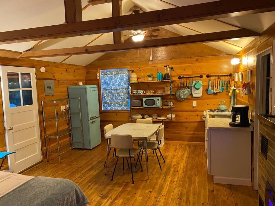 Big Blue Lake Cottages, Llc - Cottage #5 Holton Екстериор снимка